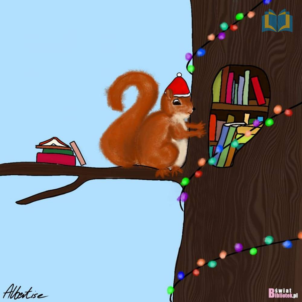 Zdjęcie: Wiewiórka, w czapce Mikołaja, robi zapasy książek. Układa je w dziupli na drzewie.